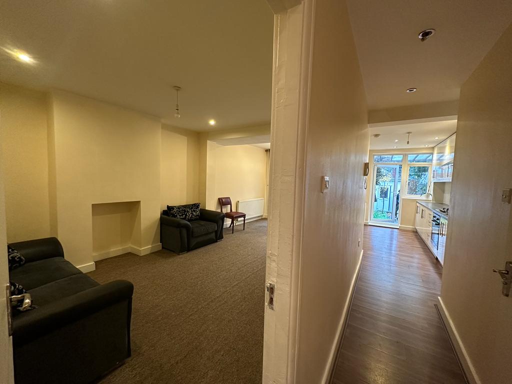 impressive 5 bedrooms semi detached house available to rent in Perivale UB6