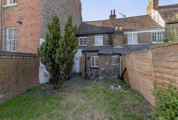 The Burroughs, Hendon, NW44TE