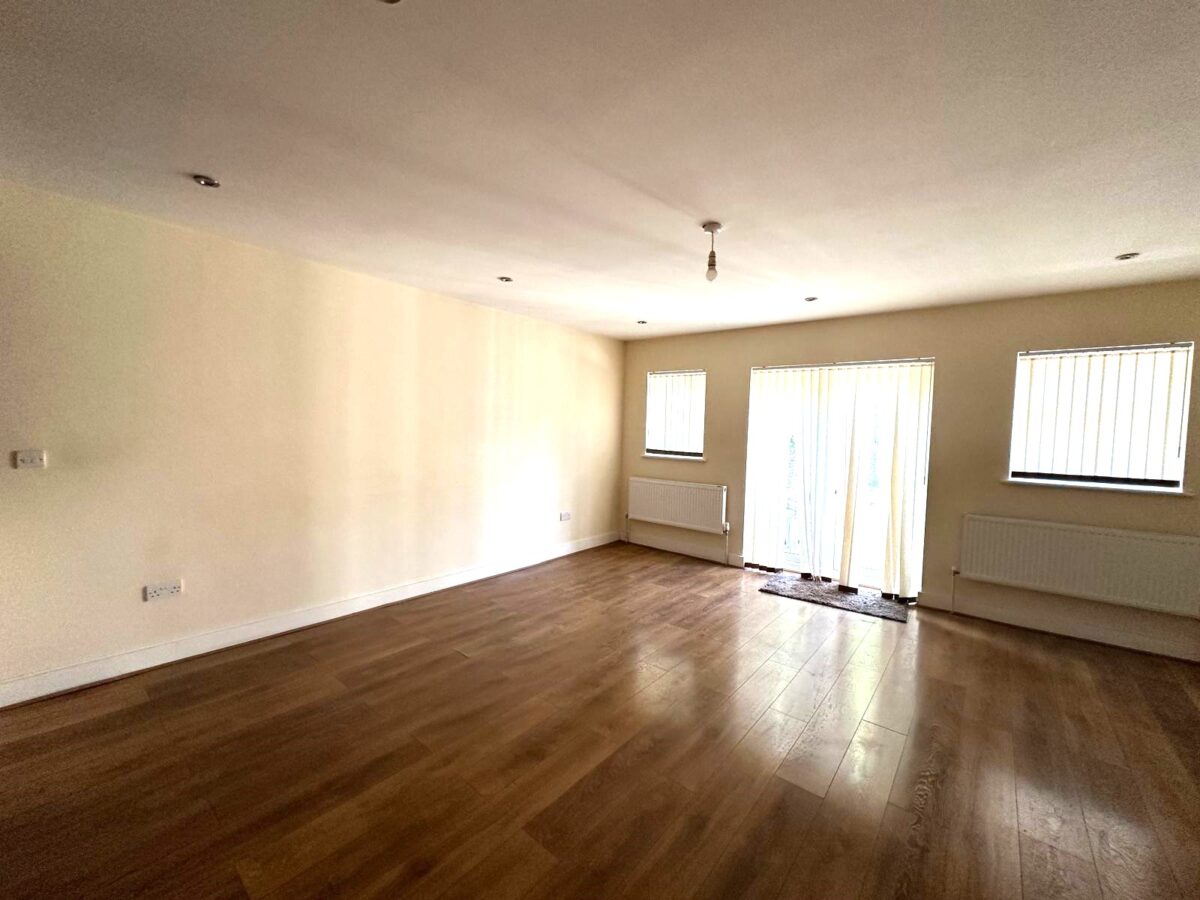 Coniston Avenue, Parivale, UB68EG