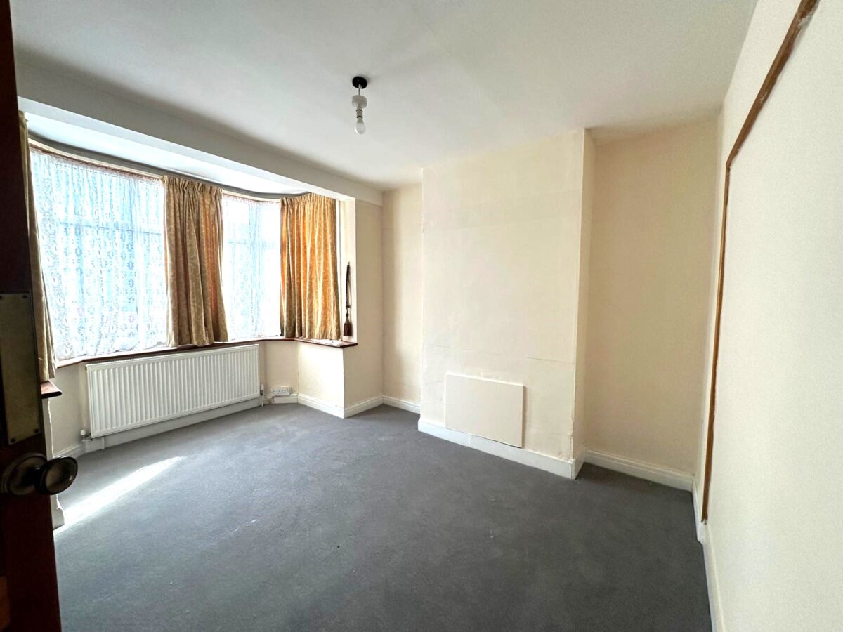 Coniston Avenue, Parivale, UB68EG