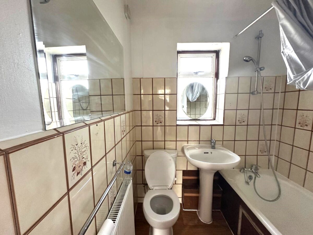 Coniston Avenue, Parivale, UB68EG