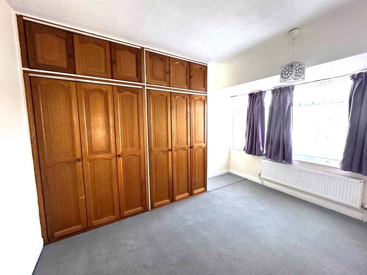 Coniston Avenue, Parivale, UB68EG