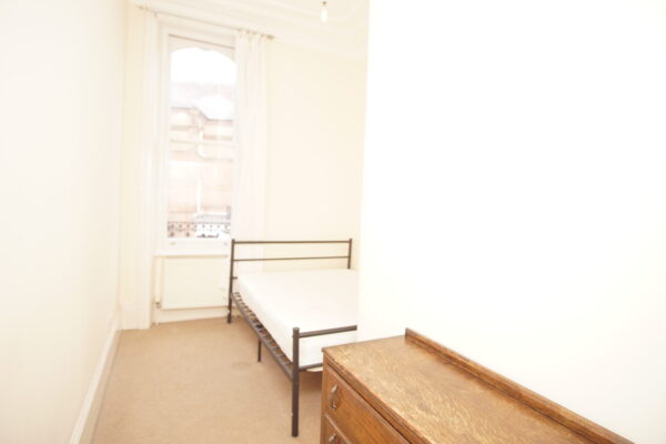 Bright and spacious 2 double bedrooms first floor flat available to rent in west Kensington W14