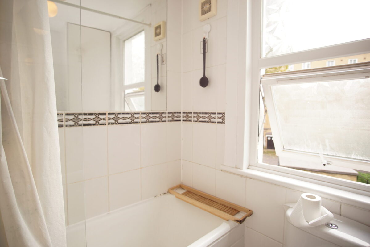 Bright and spacious 2 double bedrooms first floor flat available to rent in west Kensington W14