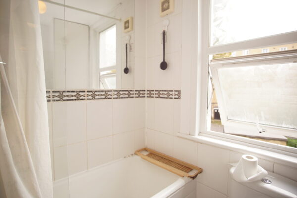 Bright and spacious 2 double bedrooms first floor flat available to rent in west Kensington W14