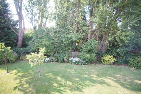 White house drive, Stanmore, HA74NQ