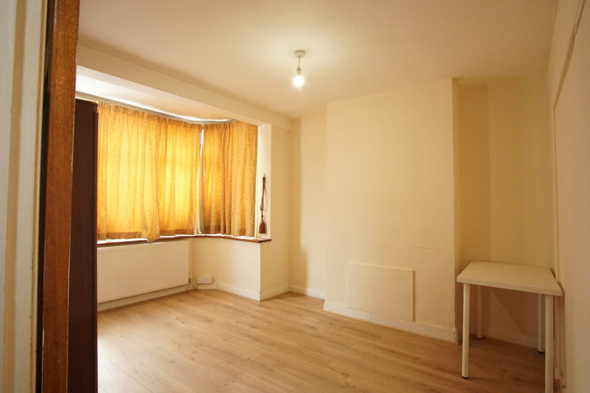 Coniston Avenue, Parivale, UB68EG