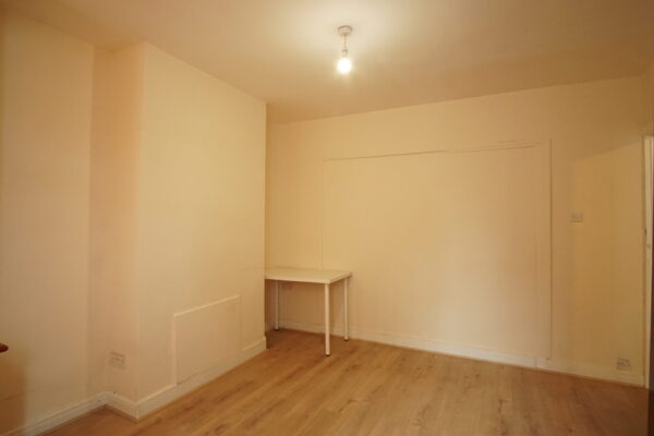 Coniston Avenue, Parivale, UB68EG