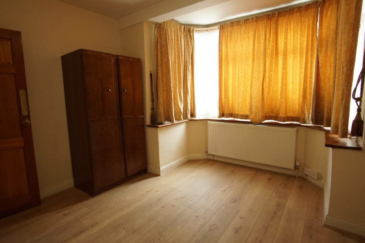 Coniston Avenue, Parivale, UB68EG
