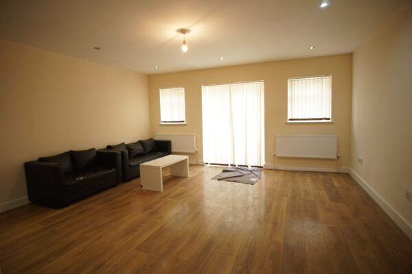 Coniston Avenue, Parivale, UB68EG