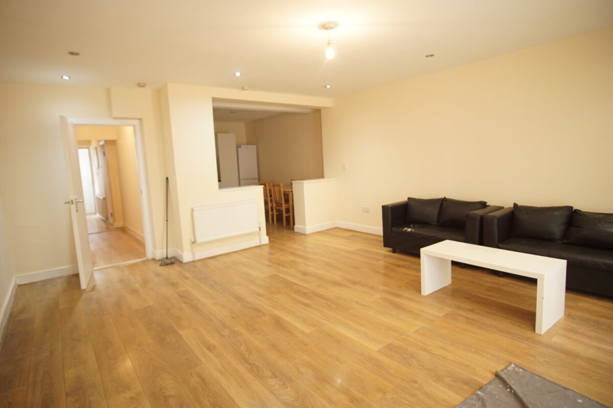 Coniston Avenue, Parivale, UB68EG