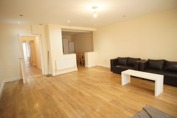 Coniston Avenue, Parivale, UB68EG