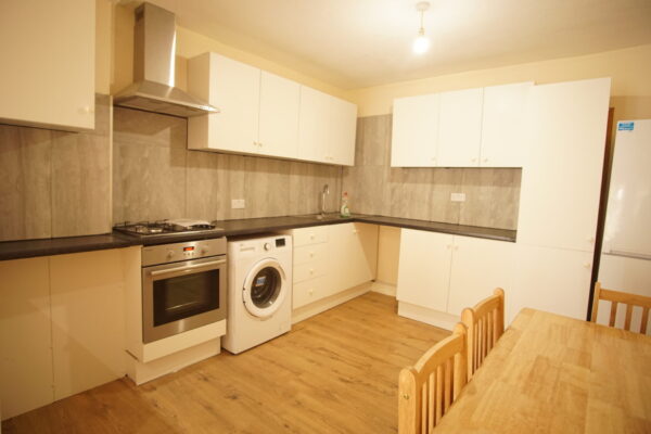 Coniston Avenue, Parivale, UB68EG