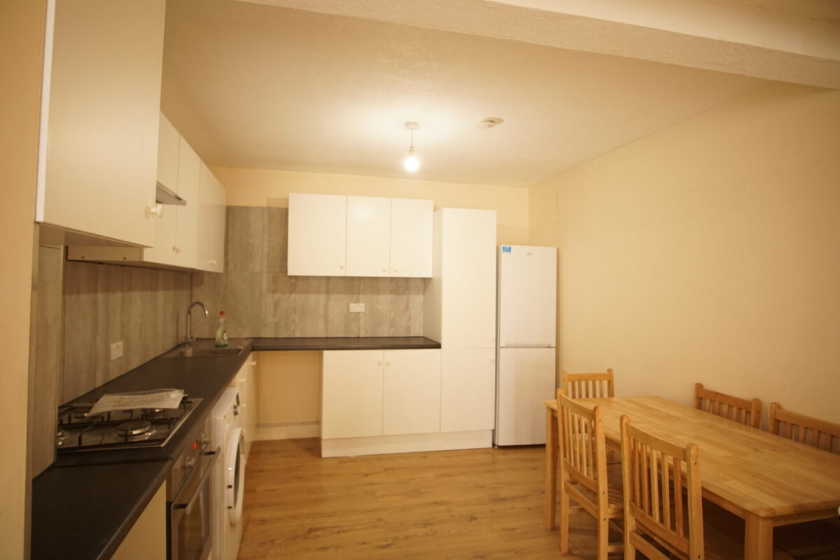 Coniston Avenue, Parivale, UB68EG