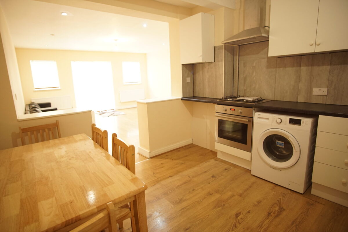 Coniston Avenue, Parivale, UB68EG