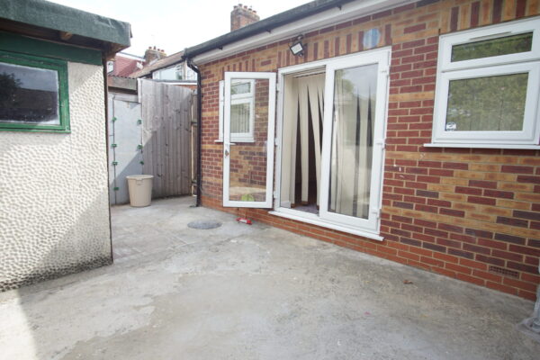 Coniston Avenue, Parivale, UB68EG