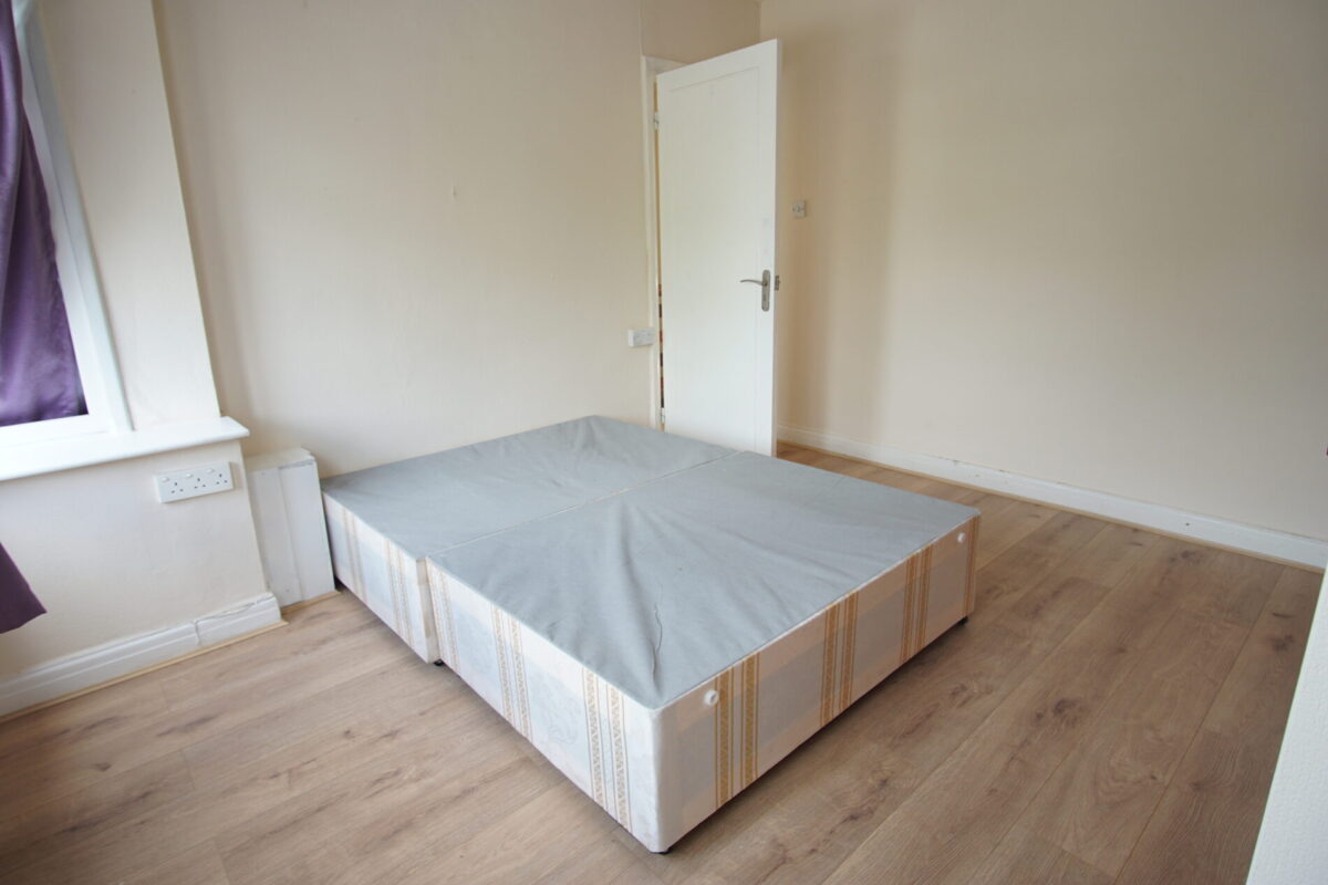 Coniston Avenue, Parivale, UB68EG