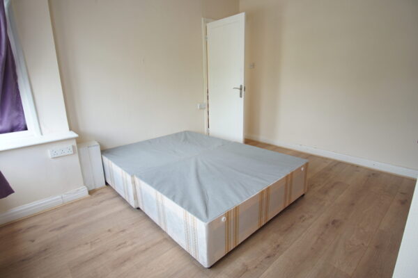 Coniston Avenue, Parivale, UB68EG