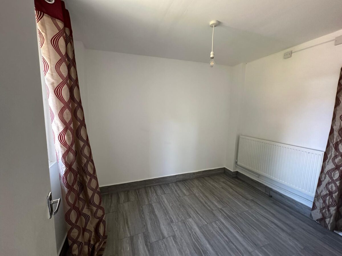 Coniston Avenue, Parivale, UB68EG