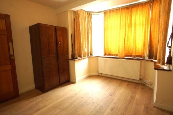 Coniston Avenue, Parivale, UB68EG