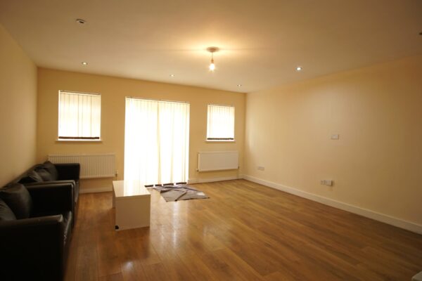 Coniston Avenue, Parivale, UB68EG