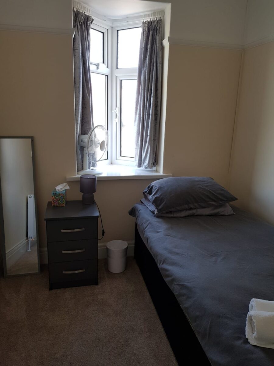 Watford way, Hendon, NW44TE