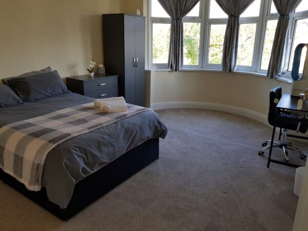 Watford way, Hendon, NW44TE