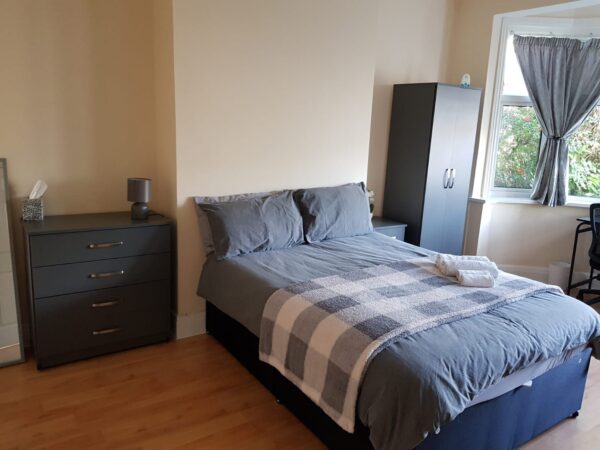 Watford way, Hendon, NW44TE