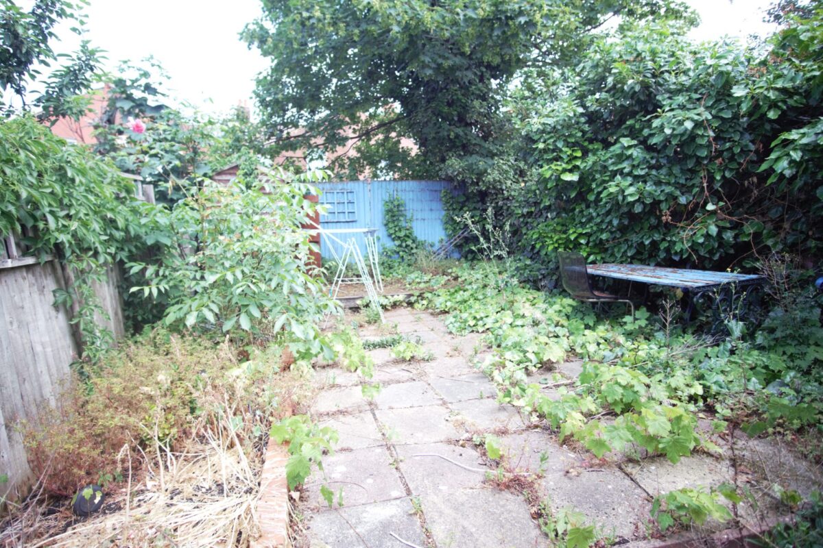 Larch Road, cricklewood, NW26SE