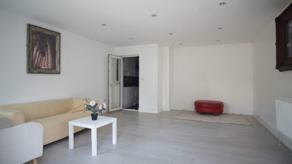 Coniston Avenue, Parivale, UB68EG