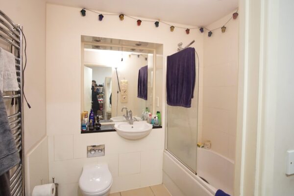 Flat2, Kennington Road, SE11